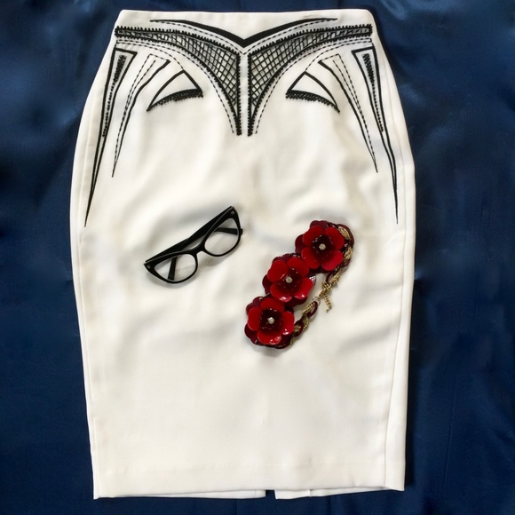 bebe Dresses & Skirts - White and black Bebe midi pencil skirt, Size 4